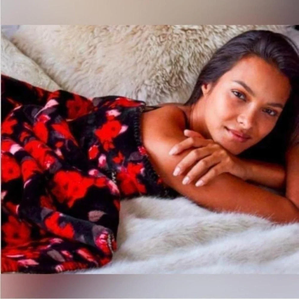 Victoria's Secret Sherpa‎ Bold Red Floral Blanket 50